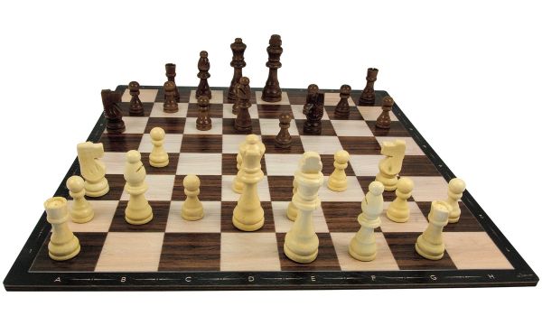Schach- und Mühlebrett mit Figuren